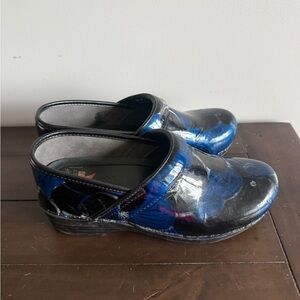 Dansko XP 2.0 Blue Black Patent Leather Clogs – Size 40 (US 9.5–10)